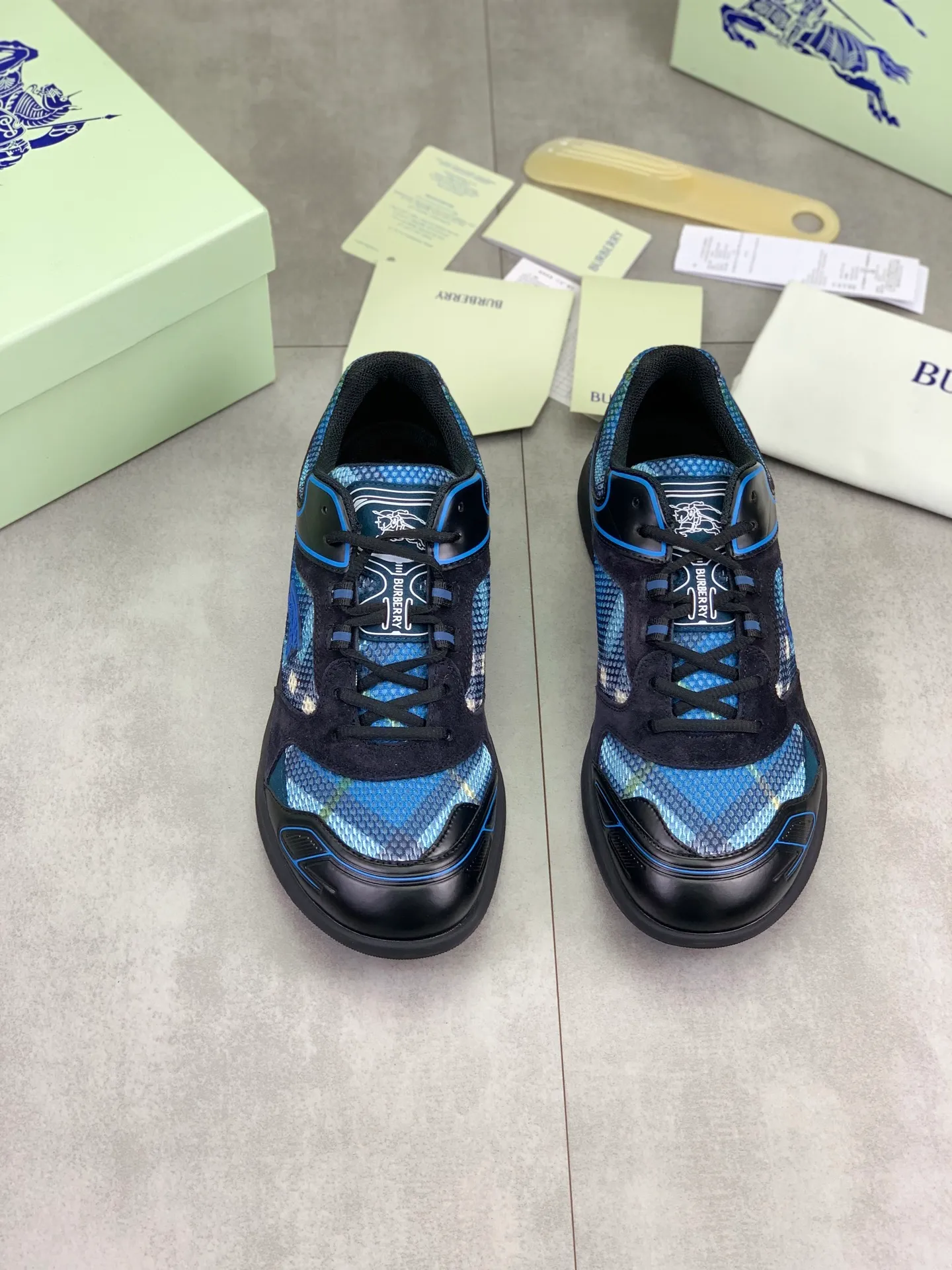 Factory price P720 [BURBERRY] Burberry - High-end quality original order - Upper: imported 🔝 original material - Inner lining: cowhide lining, feet; water-dyed cowhide - Outsole: ultra-light TPR rubber; two-color molded outsole - Ultra-high quality control·Fine workmanship: highlighted (high-end·nobility·grade) -Size: 36-46 for men and women Color: 4️⃣colors available